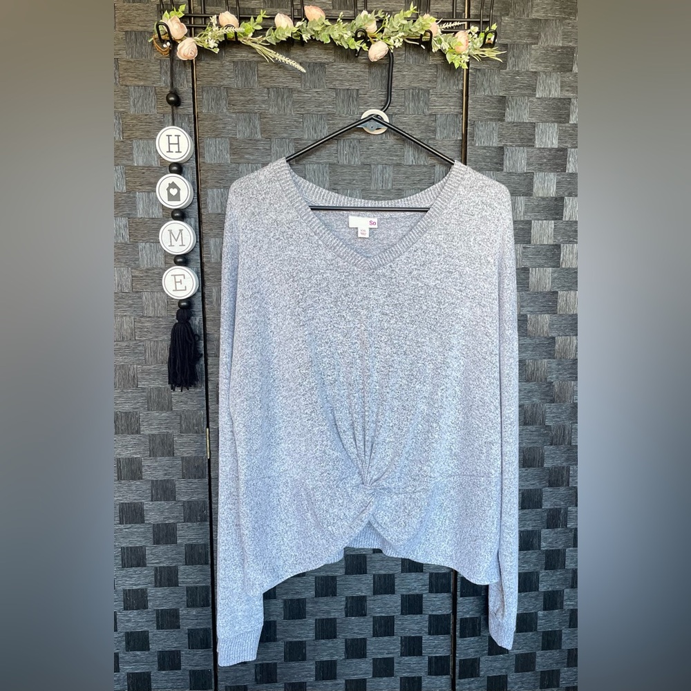 Woman’s So Twist Front Sweater Size XXL